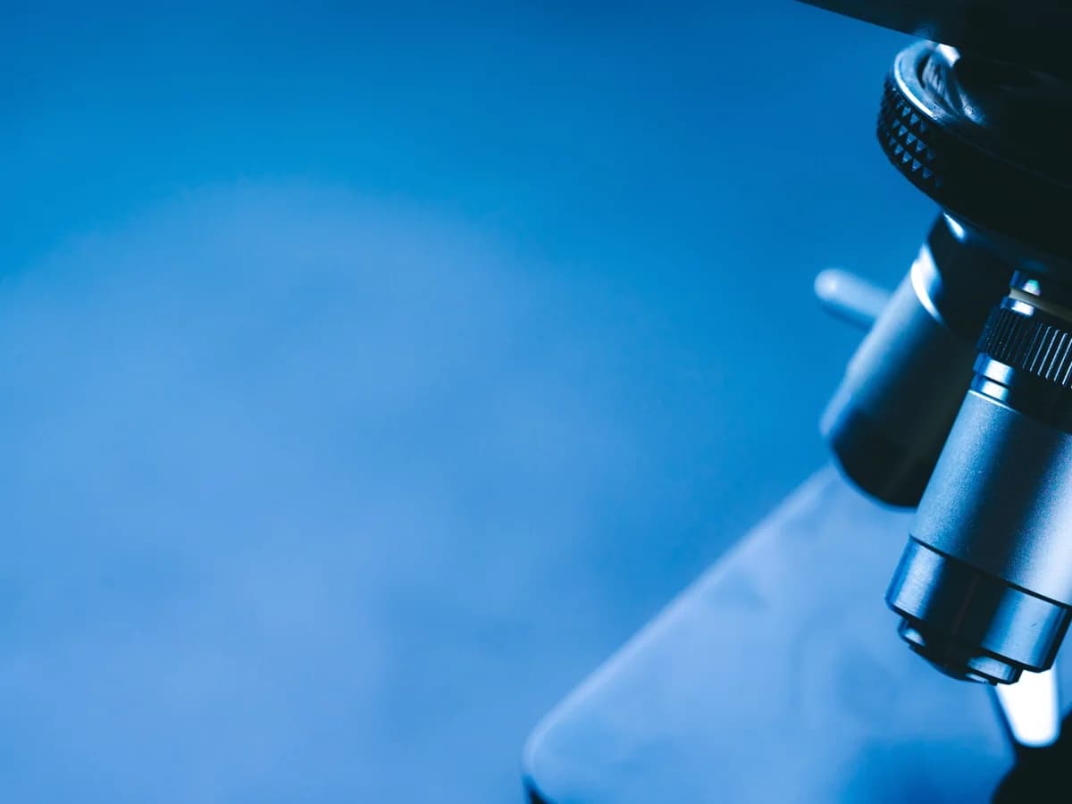 Close-up van een microscoop als illustratie van onderzoek.